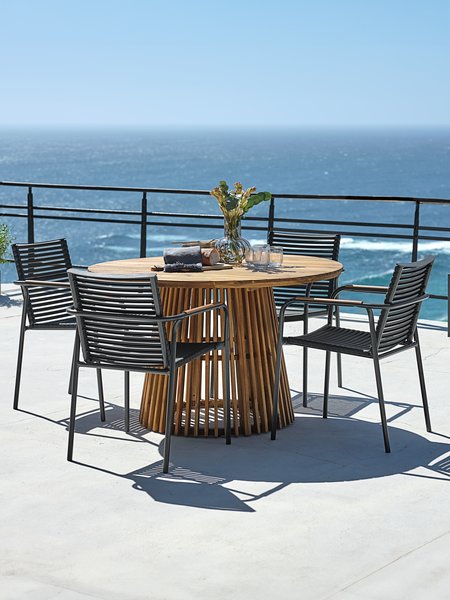 Table HOLTE Ø120 bois dur + 4 chaises NABE empilable noir